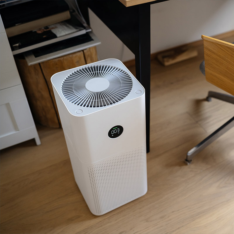 Purificatore d'aria moderno in soggiorno minimal e luminoso